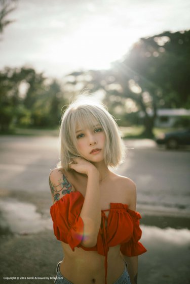 红色机尾下载
